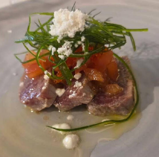 Milhojas de anguila ahumada y foie-gras, plato estrella de M.B. by Martín Berasategui, 2 estrellas Michelin en Guía de Isora